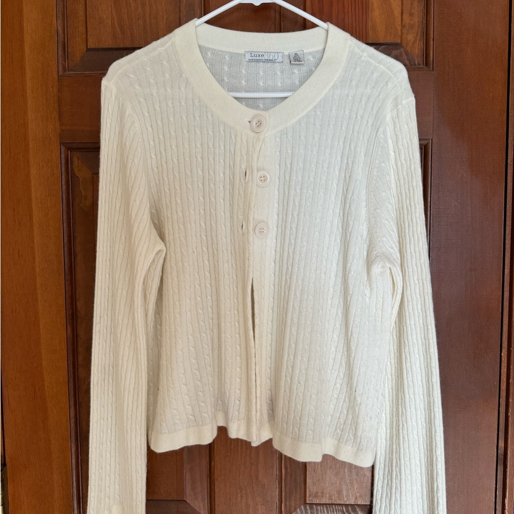 Luxe 360 Women’s cream Three Button Cardigan Size X-Large